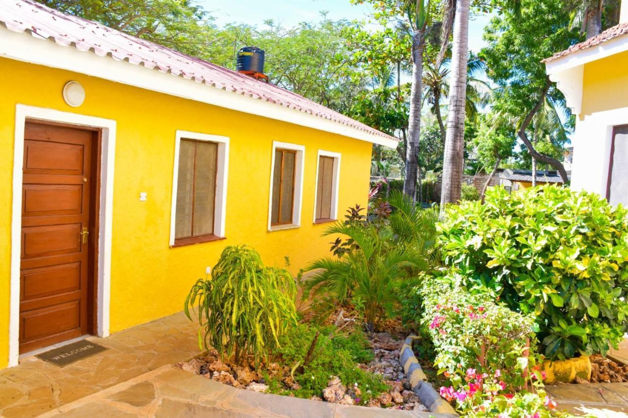 Apartmenthaus Salama Villen In Diani เดียนีบีช ภายนอก รูปภาพ